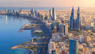 مدينة-تجمع-الأسواق-التاريخية-والأبراج-الحديثة-على-ساحل-الخليج-العربي