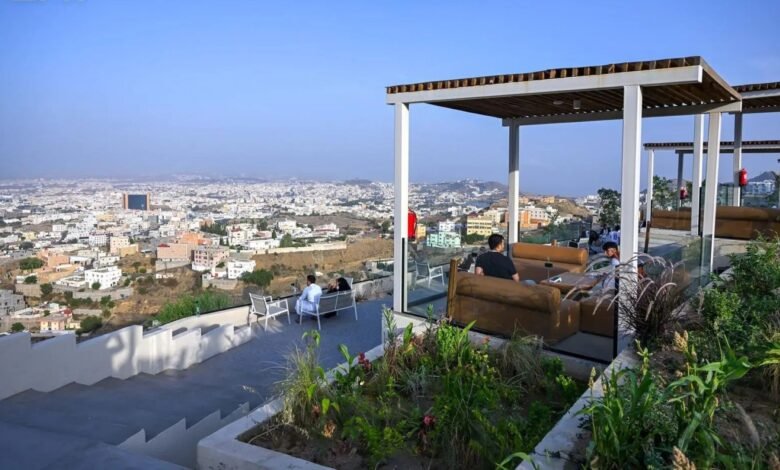 بين-الجبال-وغروب-الشمس.-مارنيس-تضيف-تجربة-سياحية-جديدة-إلى-أبها